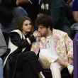 La cantante Selena Gomez y el productor Benny Blanco vistos el 3 de enero de 2024 en la cancha de los Angeles Lakers en un partido de baloncesto de la NBA.