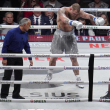 Jake Paul hace gesto de respeto a Mike Tyson durante los segundos finales del combate.
