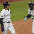 Aaron Judge, de los Yankees, celebra con Juan Soto después de que  ambos anotaron en el jonrón de dos carreras de Judge contra los Dodgers en ell quinto juego de la Serie Mundial.