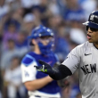 Juan Soto, de los Yankees de Nueva York, celebra después de conectar un jonrón contra los Dodgers de Los Ángeles durante la tercera entrada del segundo juego de la Serie Mundial.