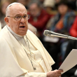 El Papa Francisco participa en una audiencia a los peregrinos de Santiago de Compostela en la Basílica de San Pedro en el Vaticano el 19 de diciembre de 2024.