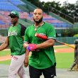 Robinson Canó camina hacia el dogaut luego de una práctica de bateo.