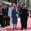 El presidente de Venezuela, Nicolás Maduro (centro), y la primera dama, Cilia Flores, caminan a su llegada al Capitolio para la investidura presidencial, en Caracas, el 10 de enero de 2025.