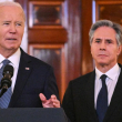 El presidente estadounidense Joe Biden, junto con el secretario de Estado Antony Blinken, habla sobre el alto el fuego entre Israel y Hamás y el acuerdo de liberación de rehenes en el Cross Hall de la Casa Blanca el 15 de enero de 2025.