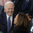 El presidente estadounidense Joe Biden sonríe a la vicepresidenta Kamala Harris a su llegada a la Rotonda del Capitolio de Estados Unidos, en Washington, para la ceremonia de investidura de Donald Trump, el lunes 20 de enero de 2025.