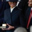 Melania Trump sostiene Biblias cuando llega para la toma de juramento de su esposo, el presidente electo Donald Trump, como el 47º presidente de los Estados Unidos en la Rotonda del Capitolio de los Estados Unidos en Washington, DC, el 20 de enero de 2025.
