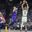 El alero de los Celtics Jayson Tatum intenta un tiro de tres mientras lo defiende el alero de los Kings de Sacramento DeMar DeRozan en el lunes 24 de marzo del 2025.