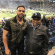 Nelson Cruz hijo y Nelson Cruz padre posan tras un partido de futbol americano.