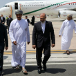 Esta fotografía, proporcionada por el Ministerio de Asuntos Exteriores de Irán el 11 de mayo de 2025, muestra al ministro de Asuntos Exteriores iraní, Abbas Araghchi (izq.), llegando a Mascate.