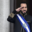 Bukele saluda durante un desfile militar