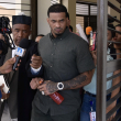 El astro dominicano del béisbol, Wander Franco, hace un gesto al salir de la corte en Puerto Plata, República Dominicana, el 26 de junio de 2025.