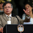El presidente de Colombia, Gustavo Petro, pronuncia un discurso durante la conmemoración del 134.º aniversario de la Policía Nacional y el ascenso de oficiales en la Academia de Policía General Santander en Bogotá, el 13 de noviembre de 2025.
