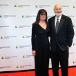 Rob Reiner y Michele Reiner llegan a la alfombra roja del Departamento de Estado para la cena de gala de los Kennedy Center Honors, el 2 de diciembre de 2023, en Washington. (The Associated Press)