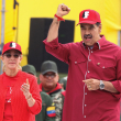 El presidente venezolano, Nicolás Maduro, levanta el puño junto a su esposa Cilia Flores durante un mitin para conmemorar el 33 aniversario del fallido golpe militar de 1992 del fallecido presidente Hugo Chávez contra el gobierno (1989-1993) de Carlos Andrés Pérez en Caracas el 4 de febrero de 2025.