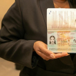 Fotografía muestra el nuevo pasaporte electrónico dominicano.