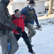 Agentes federales de inmigración detienen a un hombre durante una operación del Servicio de Inmigración y Control de Aduanas de Estados Unidos (ICE) y la Patrulla Fronteriza en St. Paul, Minnesota, el 27 de enero de 2026.