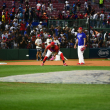 Junior Caminero durante una práctica defensiva junto a Manny Machado previo al encuentro de exhibición ante los Tigres de Detroit en el estadio Quisqueya Juan Marichal.