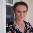 Jessica Thompson, de 47 años, posa en su casa de Rockford, Illinois, el sábado 21 de marzo de 2026.