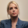 Fiscal general de Estados Unidos, Pam Bondi, escucha al presidente Donald Trump durante una rueda en la Casa Blanca el 20 de febrero de 2026 en Washington, DC.