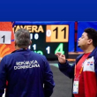Wilton Tavárez (a la derecha), da consejos a Anderson Taveras durante los Juegos Bolivarianos de Lima 2025.