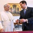 El papa León XIV intercambia regalos con el secretario de Estado estadounidense, Marco Rubio, durante un encuentro en la biblioteca privada del papa en el Vaticano, el jueves 7 de mayo de 2026.