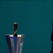 El presidente de la FIFA Gianni Infantino camina frente al trofeo de la Copa Mundial durante el Congreso de la FIFA, el 30 de abril de 2026, en Vancouver.