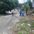 Estado de evidente abandono de una calle del residencial Alta Vista, en Los Alcarrizos; desde su fundación hace 26 años, sus vías no han recibido atención.