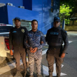 Agentes policiales retienen al cabo José Francisco Moreta Heredia