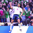 Jude Bellingham celebra uno de los goles que consiguió para Inglaterra en su victoria de ayer 3-2 sobre México en los octavos de final de la Copa Mundial de la FIFA.