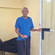 Epifanio Castro Del Carmen, de 93 años, en la puerta del Centro de Corrección y Rehabilitación de Monte Plata.