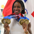 Liranyi Alonso posa con sus 4 medallas de oro en una visita al Listín Diario.