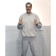 "Envío estas fotos como un pequeño regalo a todos mis nietos y nietas, a los niños y niñas, y a toda la gente noble que nos ama", reza el mensaje que acompaña las imágenes, que tienen fecha del 25 de junio pasado, en las que se ve a Maduro con un pantalón y sudadera gris.