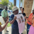 Familiares dominicanos protestan frente embajada rusa porque quieren a sus hijos fuera de la guerra.