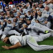 Jugadores de los Rays de Tampa festejan la barrida que le provocaron a los Yankees para de su lado avanzar hasta la Serie de Campeonato.