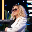 Miriam Cruz mostró el cristal trasero de su vehículo luego del incidente.