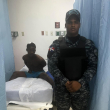 El detenido es Daiby Guzmán, de 28 años de edad, quien recibe atenciones médicas bajo custodia policial en el Hospital Ney Arias Lora.