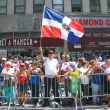 Orgullosos. Cuando menos 7,500 dominicanos, ondeando la bandera tricolor de la nación, participaron ayer en el tradicional Desfile Dominicano en Nueva York, occasión cuando abuchearon al alcalde la de la ciudad, Bill de Blasio, por llamar a un boictot contra su país.