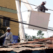 Proyecto. El cambio de las redes eléctricas para disminuir las pérdidas viene acompañado por talleres para enseñar a los moradores de Los Mina ha disminuir su consumo y evitar el sobreuso.