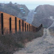 El muro de metal marca la frontera entre los Estados Unidos y México.