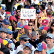 Protestas. Venezolanos participan en una protesta ayer, frente a la Torre de la Libertad, en el centro de Miami, Florida. Las manifestaciones de apoyo y de rechazo al gobierno de Nicolás Maduro no se circunscribieron a Venezuela, sino también en Montevideo, Bolivia y otras naciones latinoamericanas.