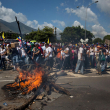 Manifestantes bloquean una vía durante una protesta hoy. La oposición venezolana se concentra hoy en las principales vías del país como parte de la agenda de protestas que se desarrolla desde hace mes y medio en Venezuela.