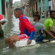 Inundaciones. Residente improvisaron flotadores para desplazarse por las calles de La Habana, en Cuba.