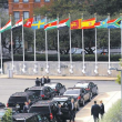 Reunión. Las banderas de varios países ondean frente a un grupo de vehículos diplomáticos durante el primer día de la reunión de alto nivel en la sede de las Naciones Unidas en Nueva York, ayer. El debate general de la 73ª sesión de la Asamblea General de la ONU comienza hoy.