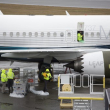 En esta foto de archivo tomada el 12 de marzo de 2019, los trabajadores son fotografiados junto a un avión Boeing 737 MAX 9 en la pista de la fábrica Boeing Renton en Renton, Washington. Jason Redmond / AFP