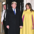 Donald J. Trump y su esposa Melania Trump, llegan a la calle Downing 10, para una recepción, ayer. EFE