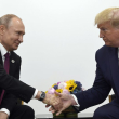 Fotografía del 28 de junio de 2019 del presidente estadounidense Donald Trump estrechando la mano del presidente ruso Vladimir Putin durante una reunión bilateral al margen de la cumbre G-20 en Osaka, Japón.

Foto: AP/ Susan Walsh