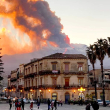 El monte Etna, el volcán más activo de Europa, arroja cenizas y lava, como puede verse desde Catania, en el sur de Italia, el martes 16 de febrero de 2021. (Davide Anastasi/LaPresse vía AP)