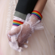 Una pareja lesbiana se sostienen de manos durante una ceremonia militar de bodas masivas en la ciudad de Taoyuan, en el norte de Taiwán. Foto: Chiang Ying-ying/AP.