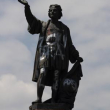 Una estatua de Cristóbal Colón vandalizada, en la avenida Paseo de la Reforma en Ciudad de México, el 28 de septiembre de 2020. El gobierno anunció el domingo 5 de septiembre de 2021 que la estatua será reemplazada por una en honor a las mujeres indígenas. (Foto AP/Marco Ugarte, Archivo)
