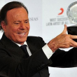 Julio Iglesias es el artista español más exitoso de todos los tiempos. En 1983 fue reconocido como el que más discos ha vendido en más idiomas en el mundo, y en 2013 como el artista latino que más música ha vendido en la historia.